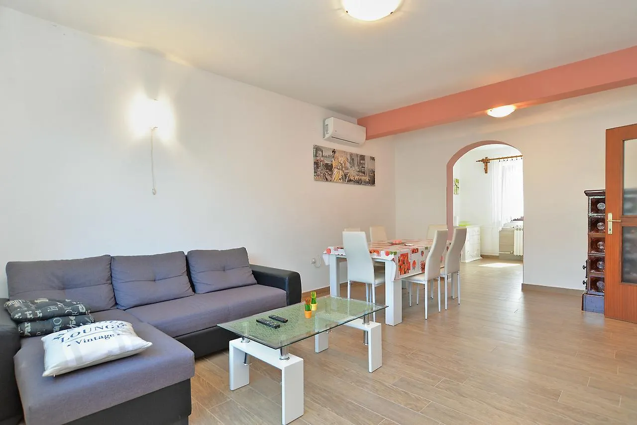 Apartments Gracijano 1724 Liznjan
