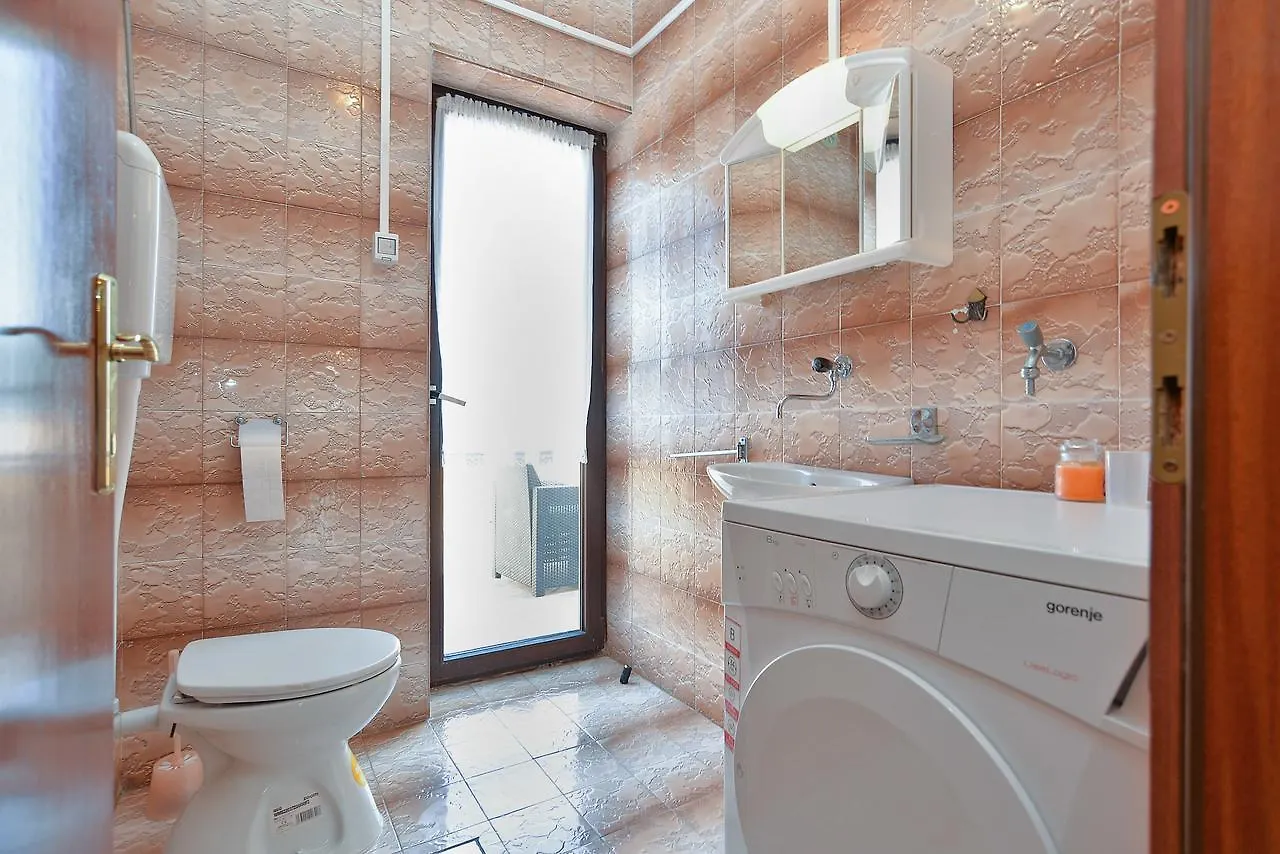 Apartments Gracijano 1724 Liznjan Croatia