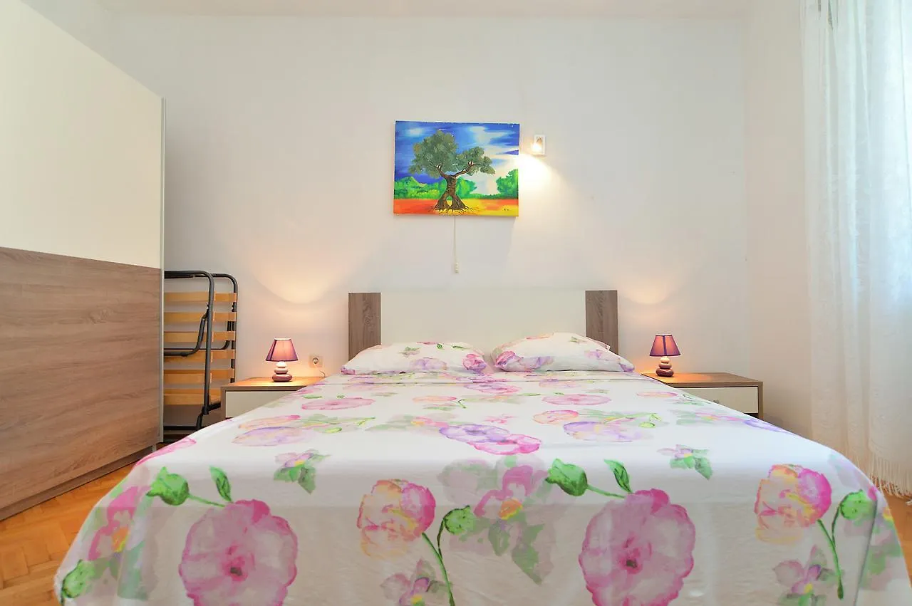 Apartments Gracijano 1724 Liznjan Croatia